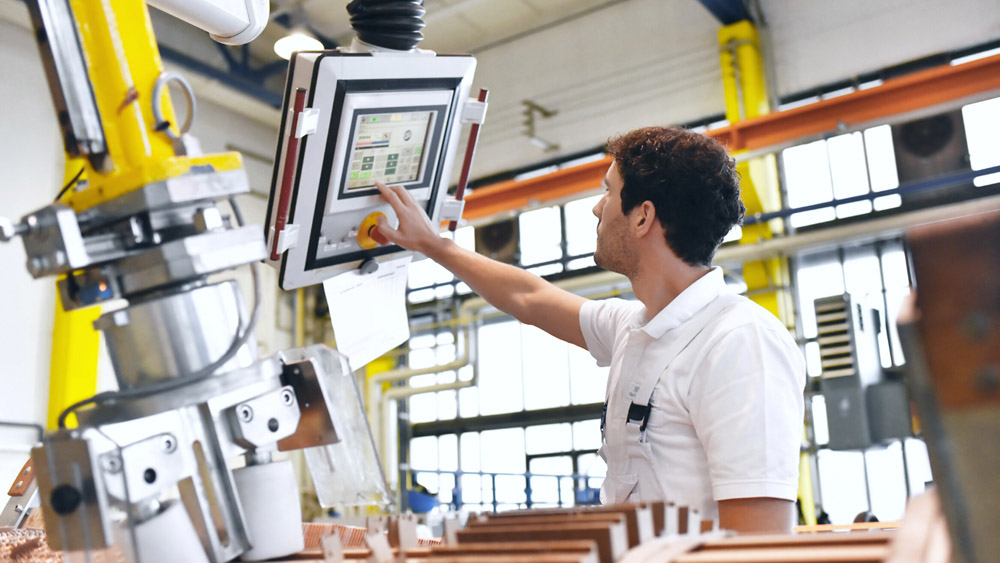 Khi máy móc đảm nhiệm những nhiệm vụ có rủi ro cao này, người lao động có thể tập trung vào công tác giám sát.