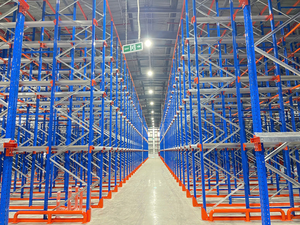 Optimizing vertical space is one of the most strategic and effective approaches for businesses to increase warehouse capacity without the need for physical expansion
