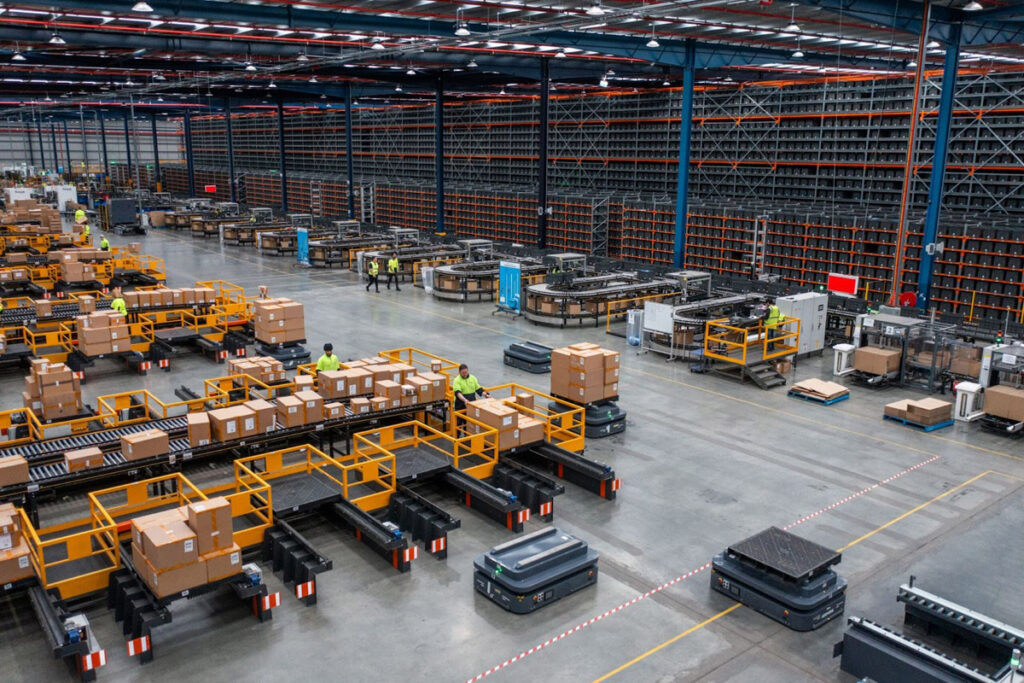 Warehouse automation maximizes warehouse space with high-density, AI-optimized storage.