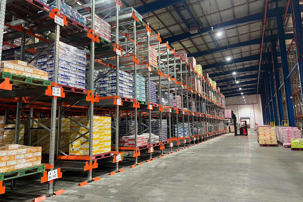 An efficient pallet racking layout improves product flow, supports FIFO inventory rotation, reduces forklift travel, and maximises storage capacity for food and beverage warehouses.
