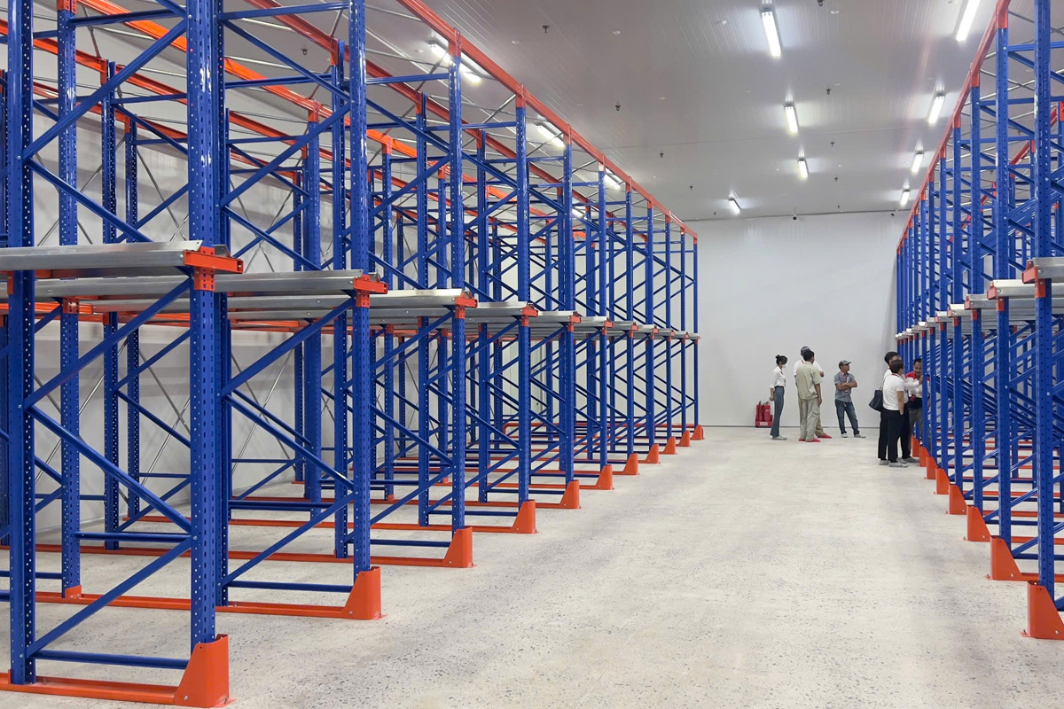 High-density storage for large quantities of similar products