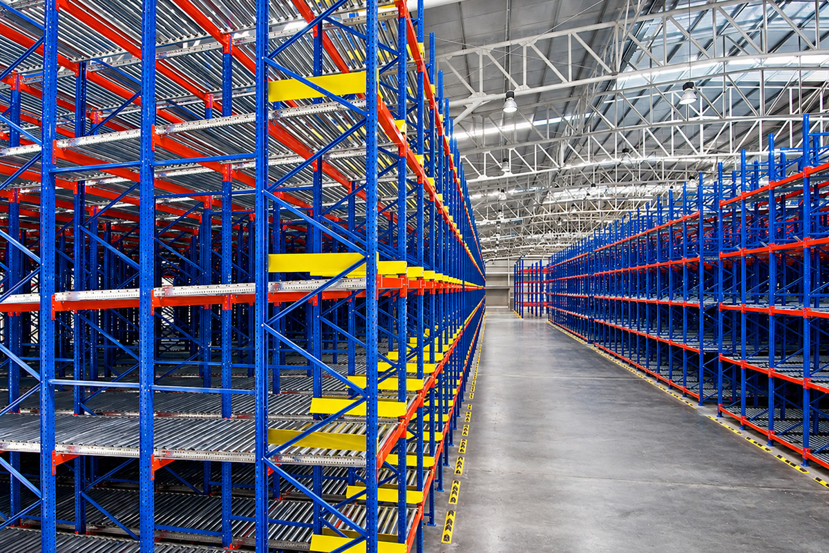 Gravity-fed FIFO storage for efficient stock rotation