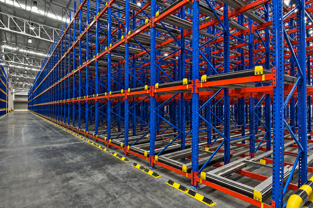 Compact LIFO storage with fast pallet loading and retrieval