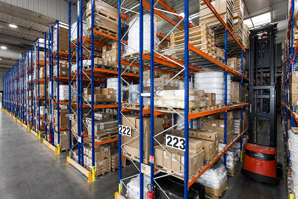 Maximum vertical storage capacity with very narrow aisle