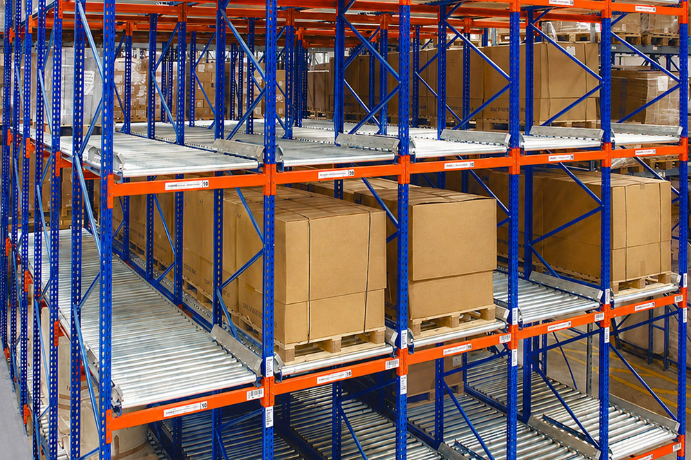Gravity-fed FIFO storage for efficient stock rotation