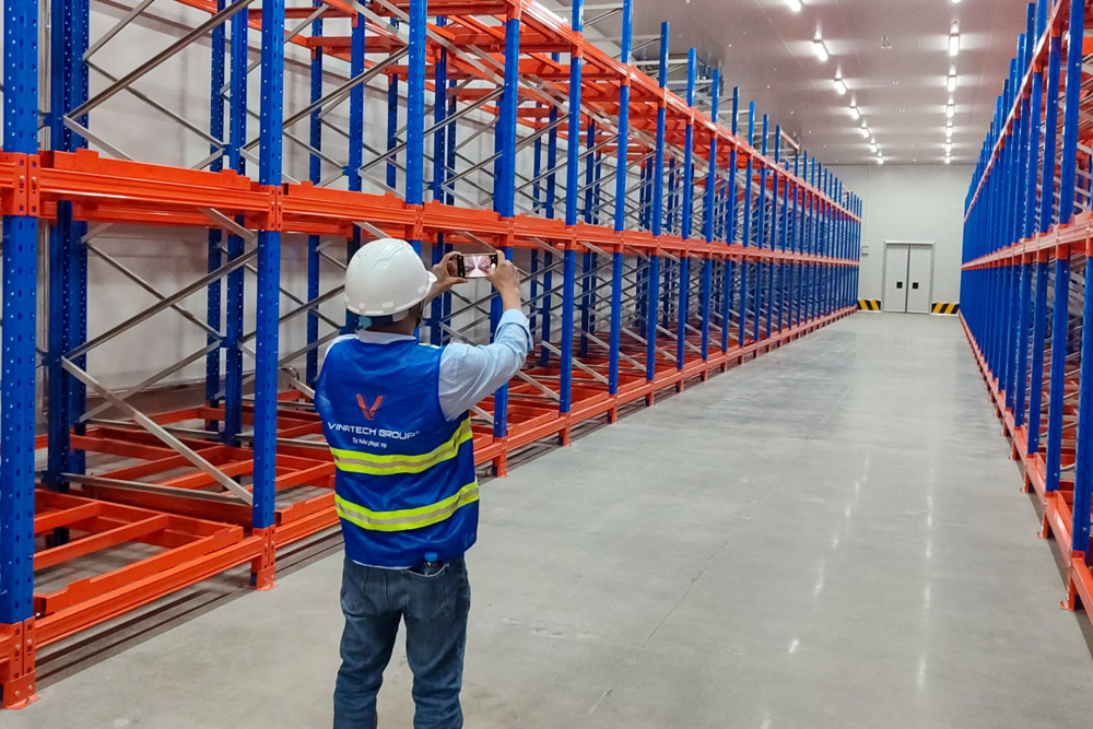 Compact LIFO storage with fast pallet loading and retrieval