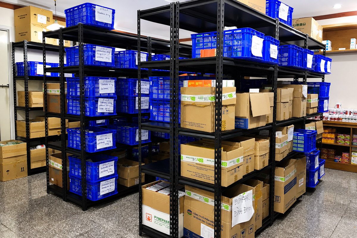 Cost-effective and adjustable shelving for general warehouse, workshop and stockroom storage.