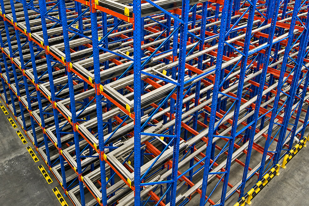 Compact LIFO storage with fast pallet loading and retrieval