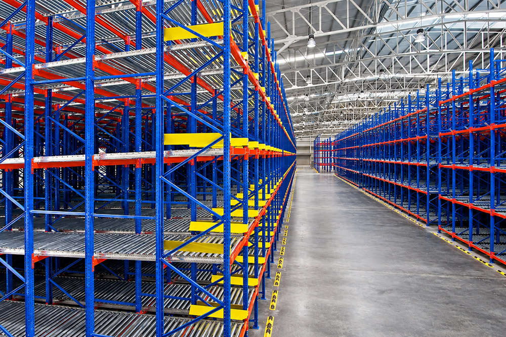 Gravity-fed FIFO storage for efficient stock rotation