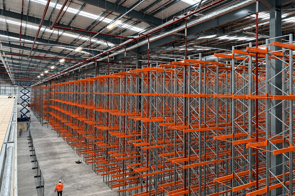 Maximum vertical storage capacity with very narrow aisle