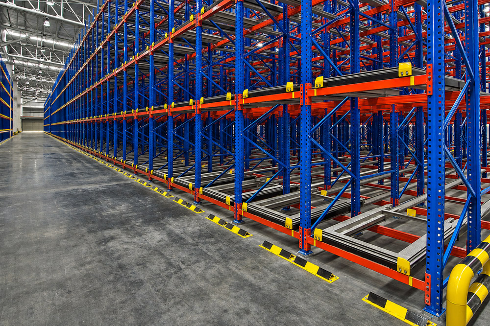 Compact LIFO storage with fast pallet loading and retrieval