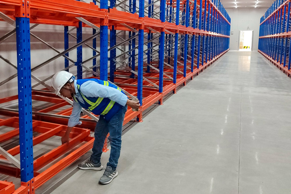 Compact LIFO storage with fast pallet loading and retrieval