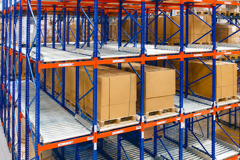 Gravity-fed FIFO storage for efficient stock rotation