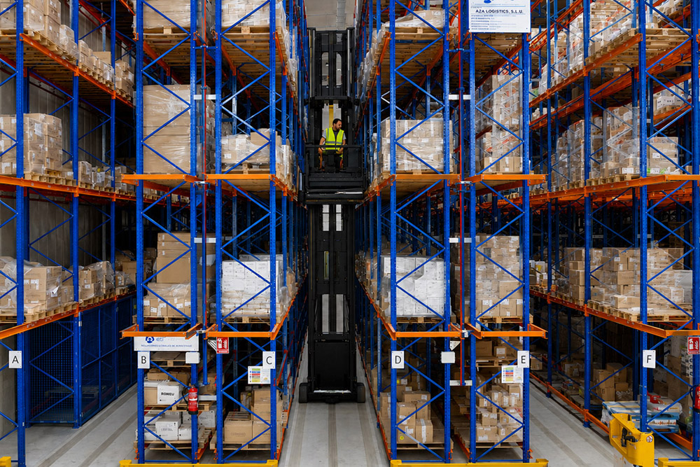 Maximum vertical storage capacity with very narrow aisle