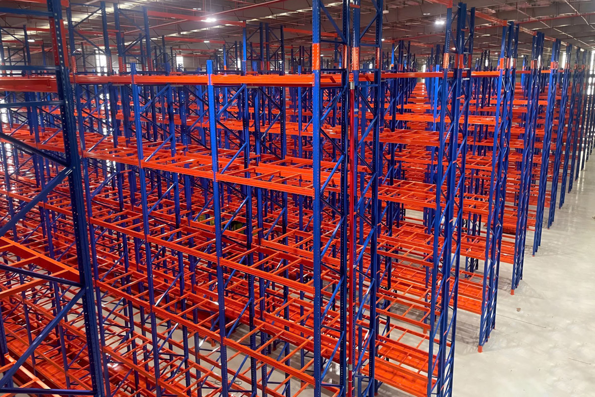 Maximum vertical storage capacity with very narrow aisle
