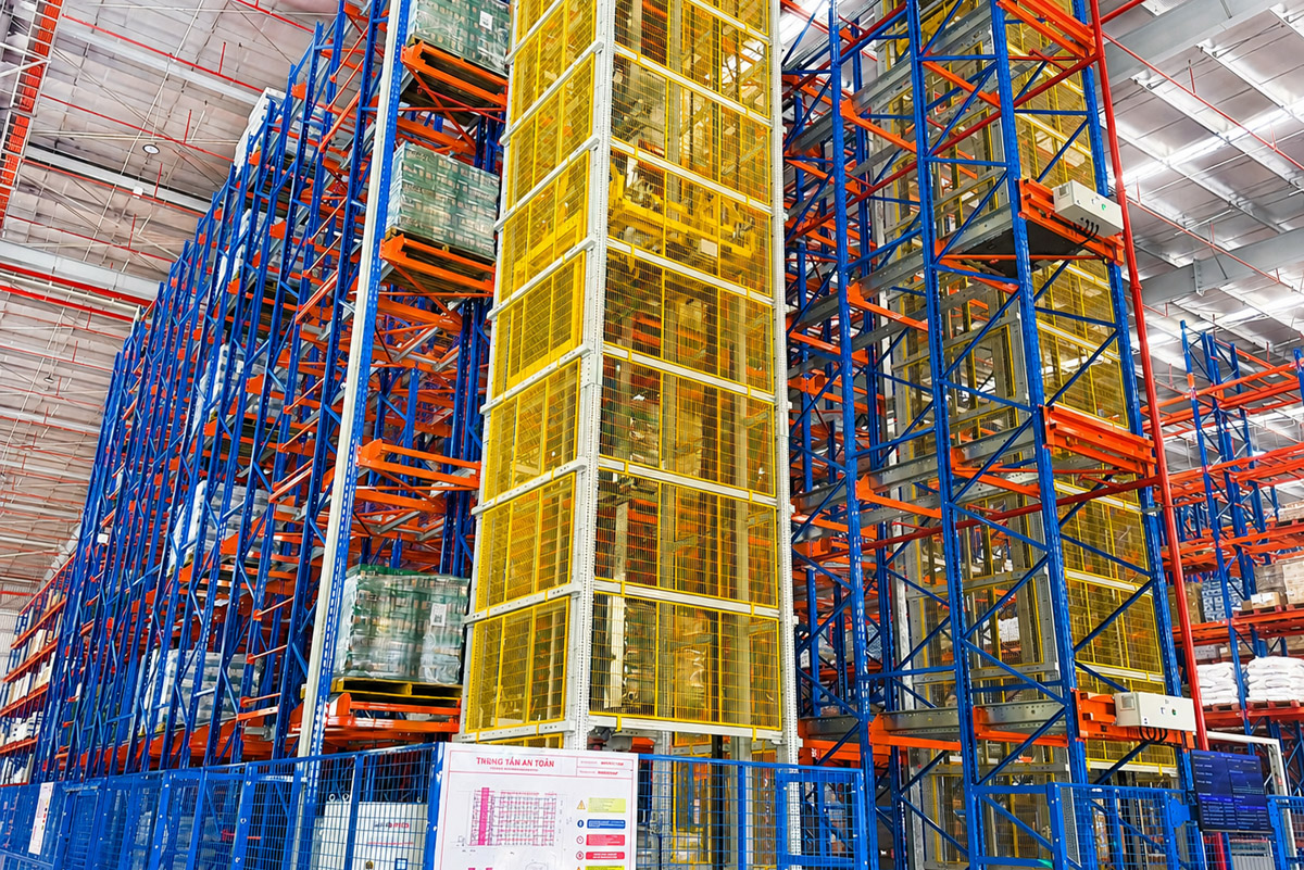 High-density pallet storage supported by automated shuttle technology